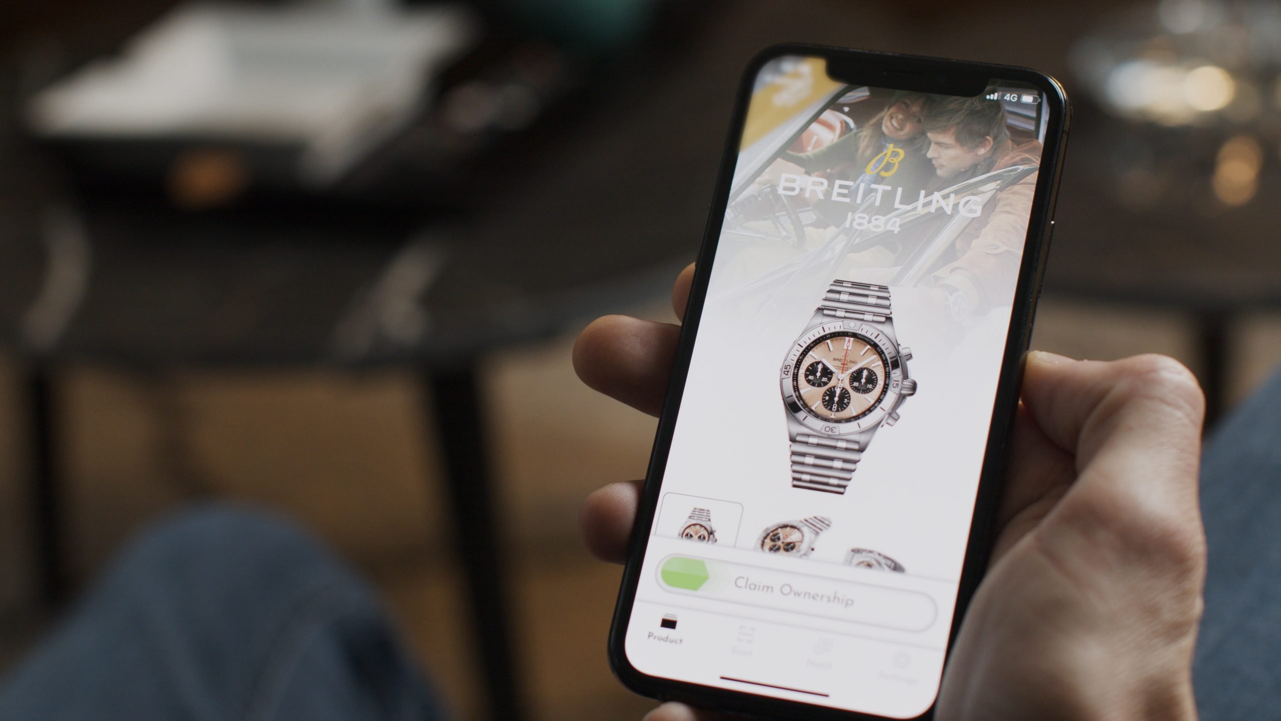 Un téléphone mobile montrant une montre Breitling sur l'application Arianee.