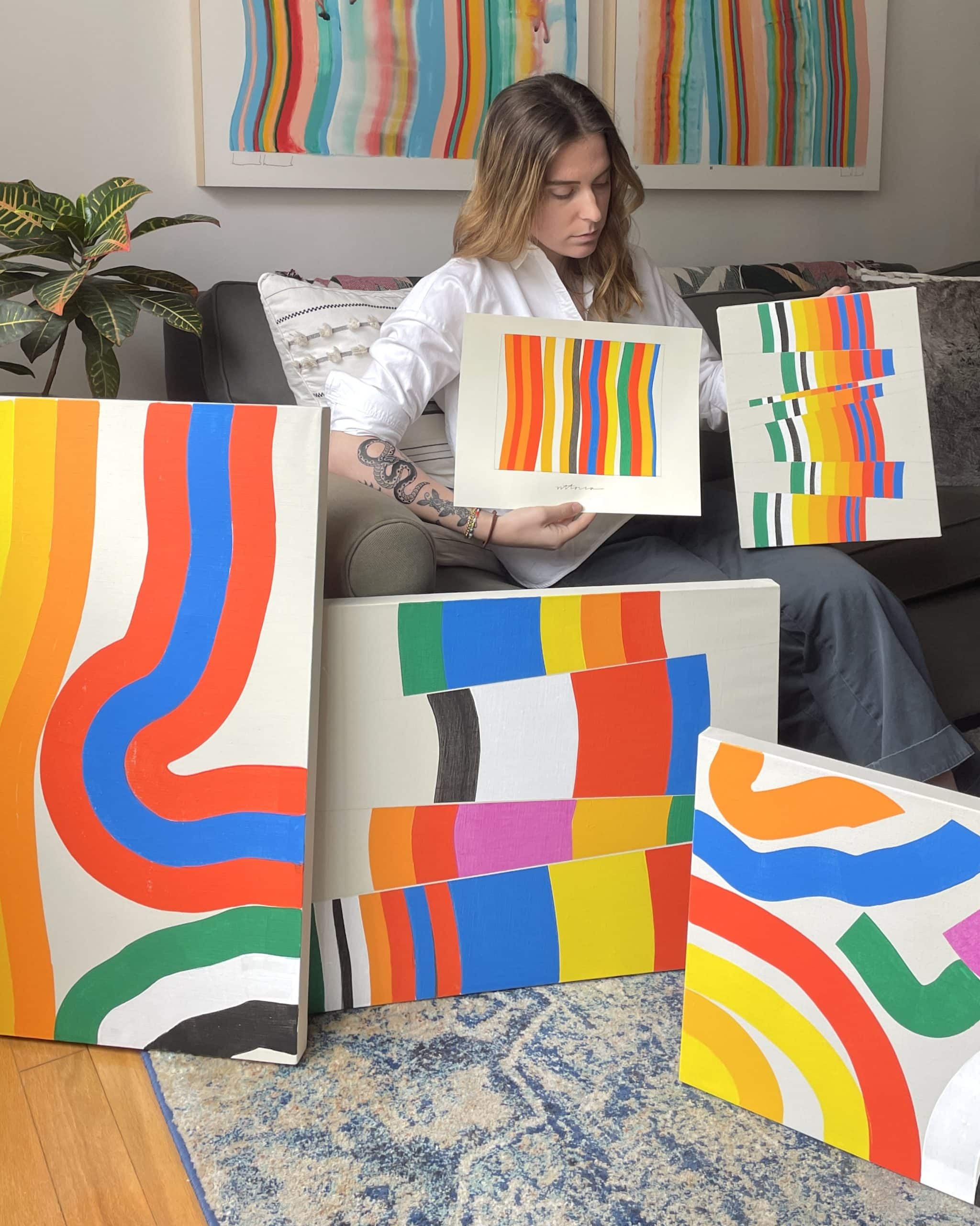 Image d'Amber Vittoria avec son œuvre d'art