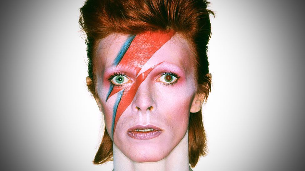 image de David Bowie maquillé