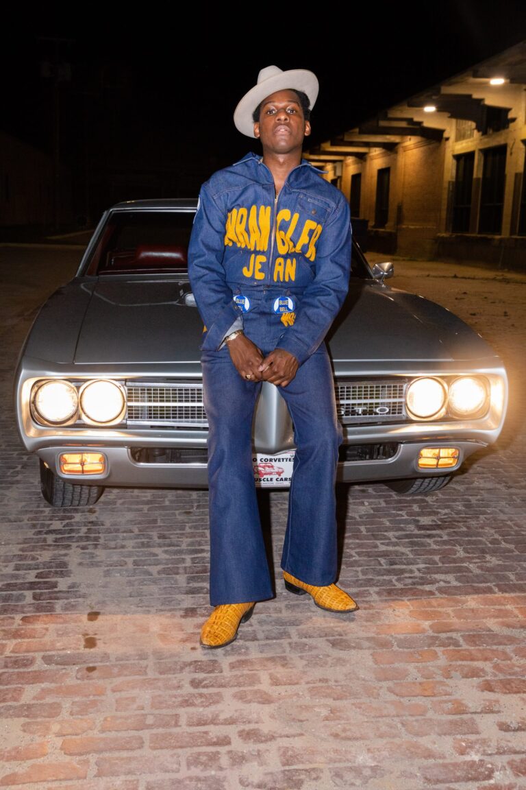 Leon Bridges conçoit un costume Wrangler en denim complet… et c’est un NFT