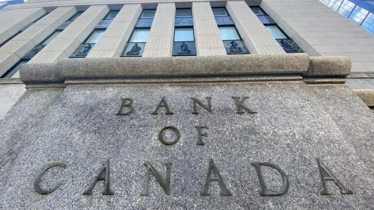 Bitcoin touche 21 000 $ alors que la Banque du Canada affiche des signes de pivot