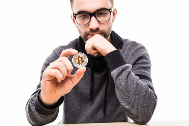jeune homme pensant au bitcoin isolé sur blanc