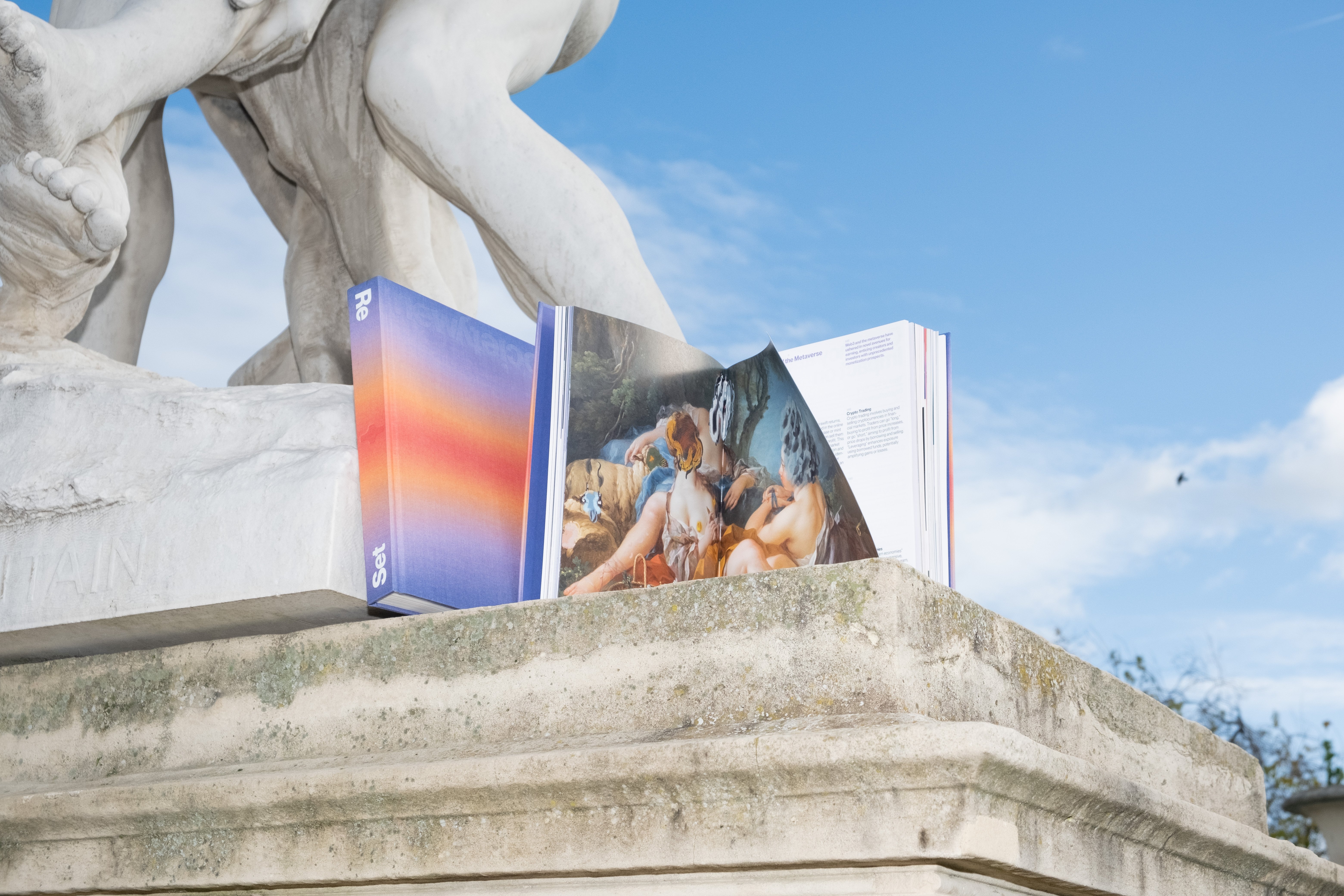 Une incroyable photographie du livre Nouvelle Société de manière stylisée sous une statue